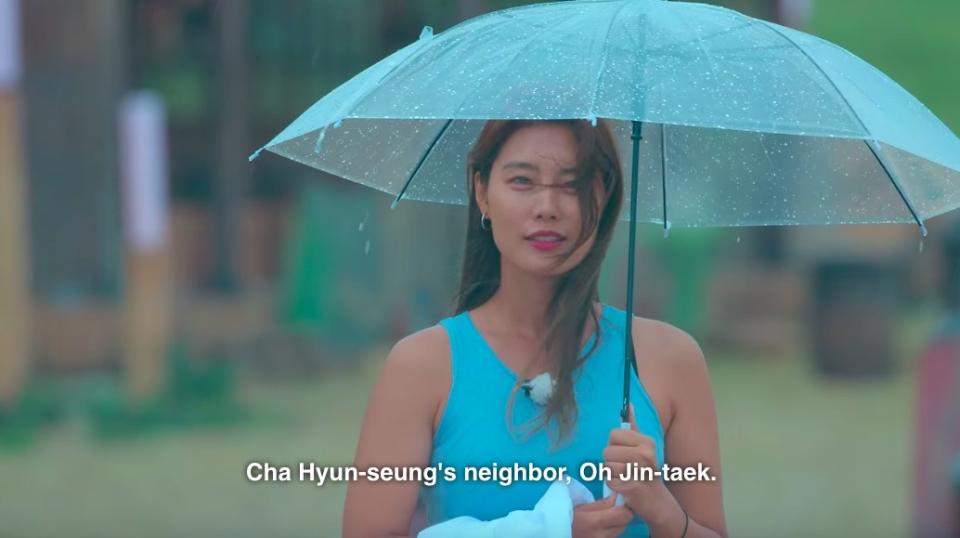 So-yeon holds an umbrella and says "Cha Hyun-seung's neighbor, Oh Jin-taek"