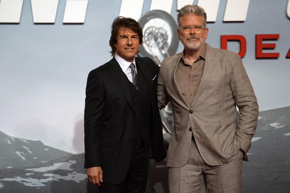 Tom Cruise, izquierda, y el director Christopher McQuarrie posan en el estreno de "Mission Impossible, Dead Reckoning Part One" en el Palacio de los Emiratos en Abu Dhabi, Emiratos Árabes Unidos el 26 de junio de 2023. (Foto AP/Kamran Jebreili)