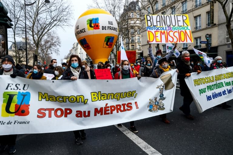 Des enseignants et personnels de l'Education nationale en grève manifestent contre la gestion de la crise sanitaire à l'école, le 13 janvier 2022 à Paris - Thomas SAMSON © 2019 AFP