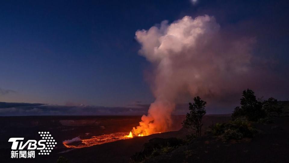 面對基拉韋亞火山再次噴發，夏威夷政府不但不緊張，反而主動提供「最佳觀賞點」給遊客參考。（圖／達志影像美聯社）