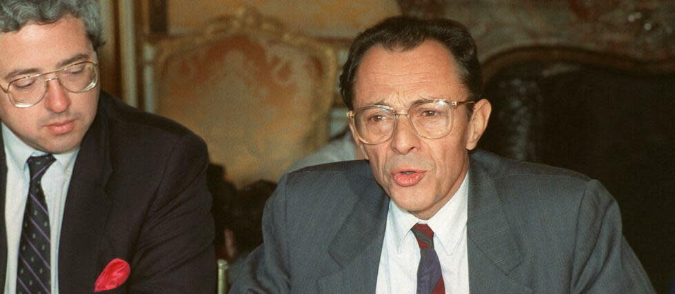 Michel Rocard avec à ses côtés son directeur de cabinet Jean-Paul Huchon, lors de la signature de l'accord de Matignon, le 26 juin 1988.  - Credit:JEAN-LOUP GAUTREAU / AFP