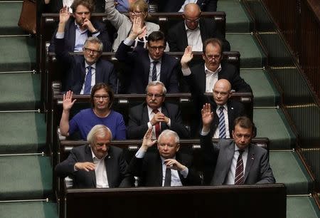 Leader of Law and Justice (PiS) party Jaroslaw Kaczynski votes on a contested Supreme Court law in Warsaw, Poland, July 20, 2017. Agencja Gazeta/Slawomir Kaminski/via REUTERS