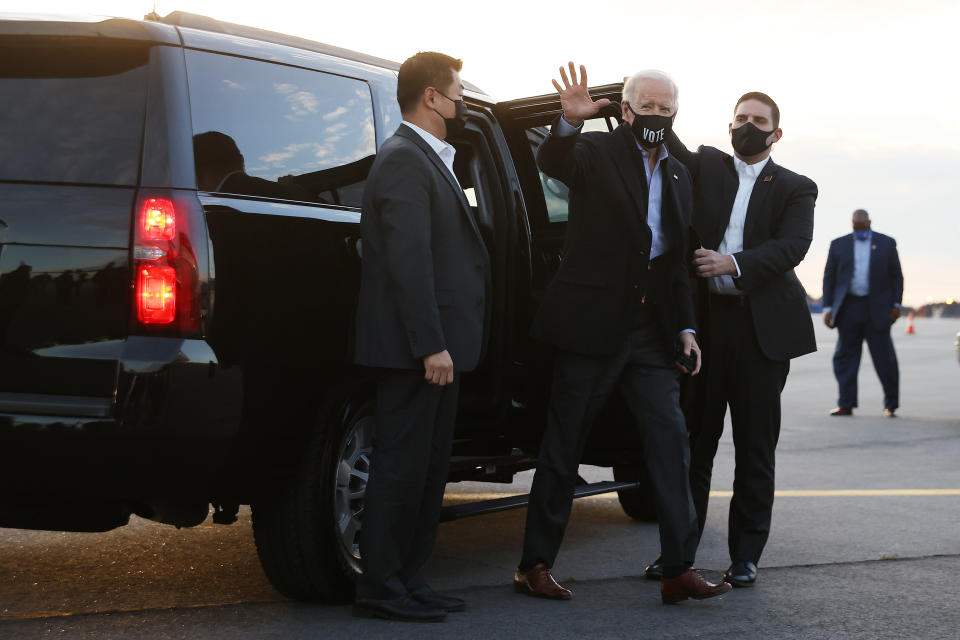 ATLANTA, GEORGIA - JANUARY 04: Wearing a face mask to reduce the risk posed by the coronavirus, President-elect Joe Biden departs Georgia after campaign with Democratic candidates for the U.S. Senate Jon Ossoff and Rev. Raphael Warnock the day before their runoff election at Hartsfield-Jackson International Airport January 04, 2021 in Atlanta, Georgia. Biden's trip comes a day after the release of a recording of an hourlong call where President Donald Trump seems to pressure Georgia Secretary of State Brad Raffensperger to “find” the votes he would need to reverse the presidential election outcome in the state. (Photo by Chip Somodevilla/Getty Images)