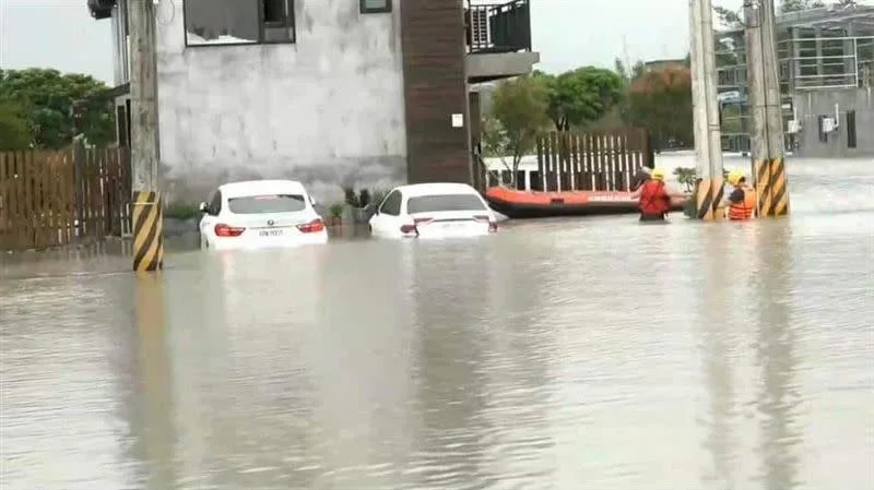 「尼莎」颱風為北部、東半部帶來驚人雨勢，宜蘭整條馬路消失「水淹半台車」。（圖／翻攝自宜蘭知識+）