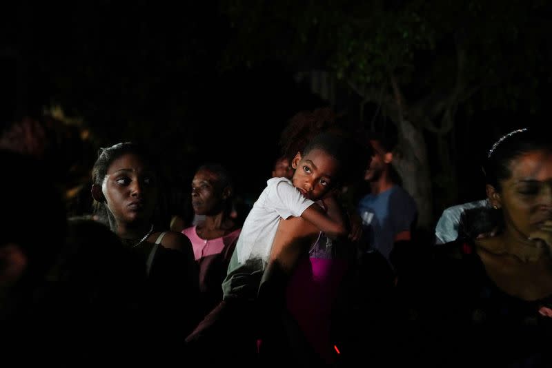 Personas se reúnen frente a una oficina del partido comunista en una protesta contra un apagón tras el paso del huracán Ian, en La Habana