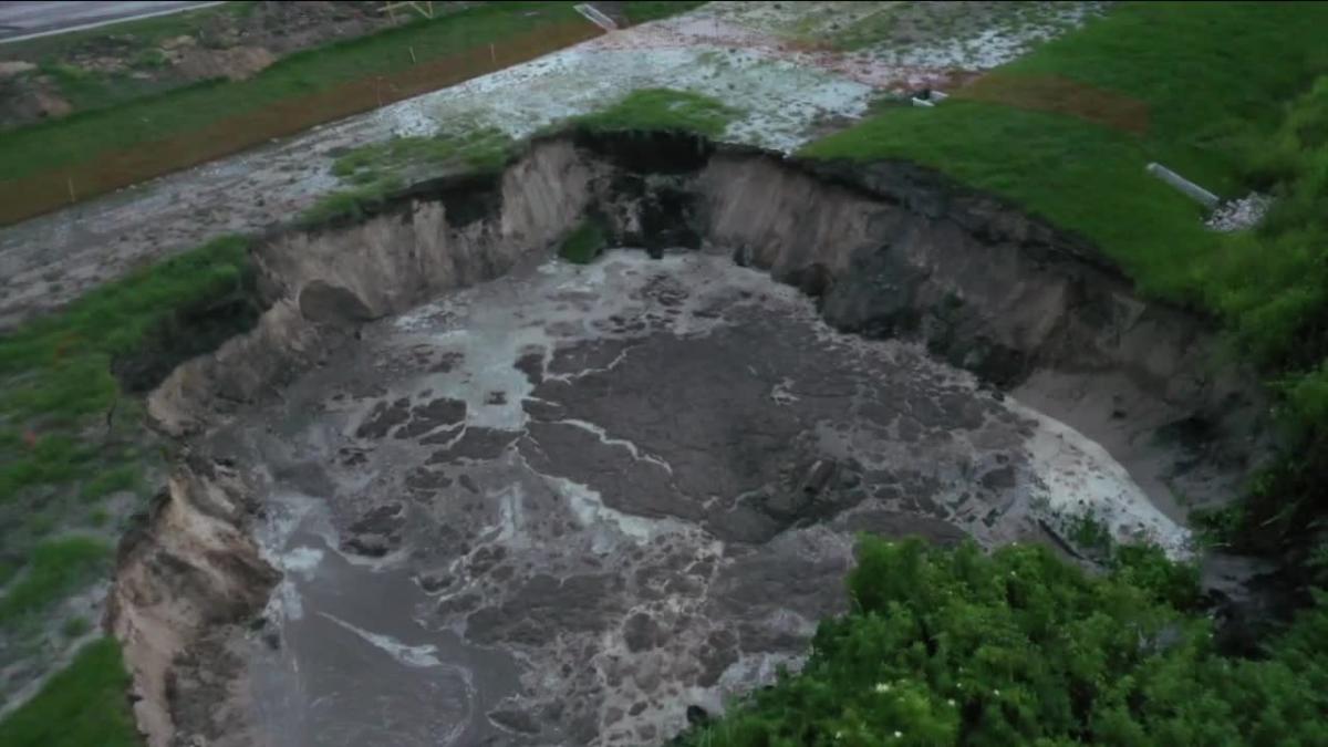 Large sinkhole opens up on southside of Lakeland near Scott Lake