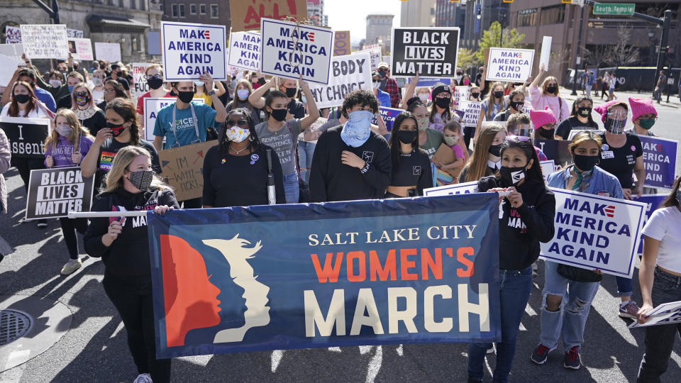 Grupos como la Marcha de las Mujeres, Black Lives Matter o Choose Democracy preparan manifestaciones en defensa de la democracia en caso de se trate de frenar un conteo completo de votos o no se respete el resultado electoral de las elecciones presidenciales de EEUU del 3 de noviembre. (AP Photo/Rick Bowmer)