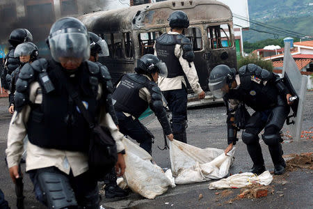 Riot security forces remove barricades while they clash with demonstrators during a protest against Venezuelan President Nicolas Maduro's government in San Cristobal, Venezuela May 29, 2017. REUTERS/Carlos Eduardo Ramirez