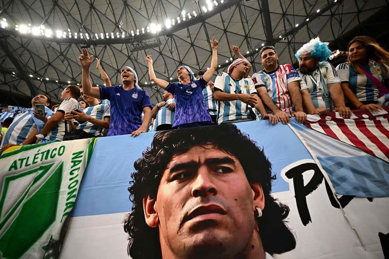 ¿Maradona? En la bandera que acompaña a la Argentina, por supuesto, en la final jugada el domingo en el estadio Lusail