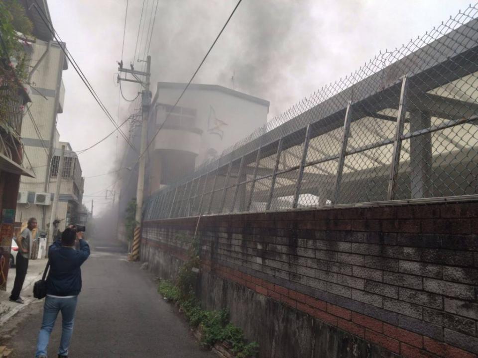 永康大灣路某出租套房廿五日上午傳出火警，一名陳姓防客疑似涉嫌放火。（讀者提供）