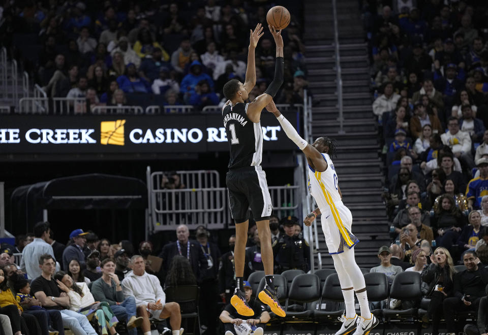 SAN FRANCISCO, CALIFORNIA - OCTOBER 20: Victor Wembanyama #1 of the San Antonio Spurs shoots over Jonathan Kuminga #00 of the Golden State Warriors during the second half of an NBA basketball game at Chase Center on October 20, 2023 in San Francisco, California. NOTE TO USER: User expressly acknowledges and agrees that, by downloading and or using this photograph, User is consenting to the terms and conditions of the Getty Images License Agreement. (Photo by Thearon W. Henderson/Getty Images)