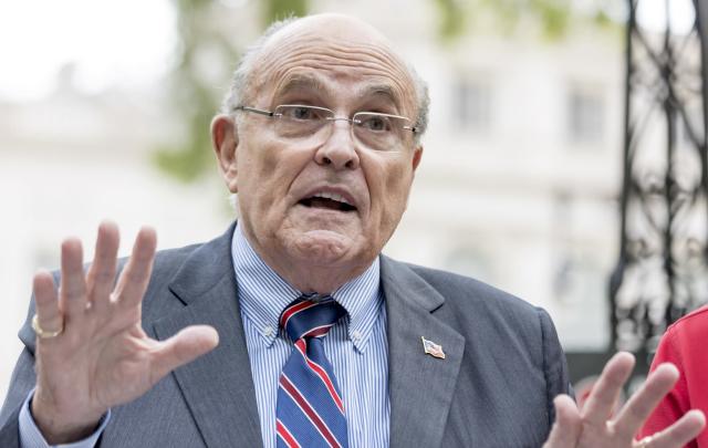 Agreden al exalcalde de Nueva York Rudy Giuliani durante un acto de campaña