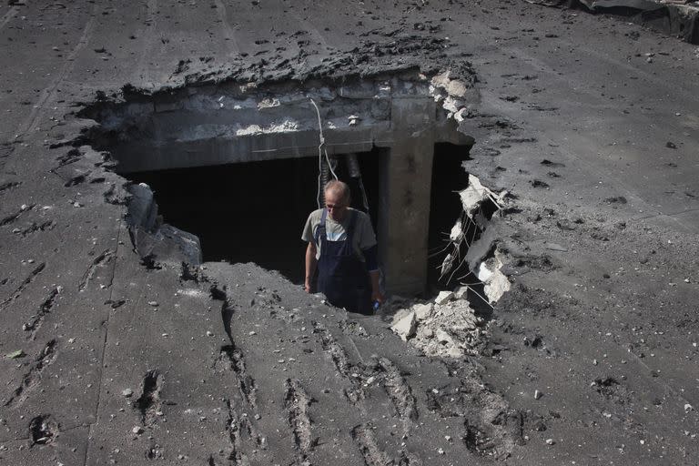 Un hombre examina el techo de un hospital dañado durante los bombardeos en Donetsk, que está bajo el control del Gobierno de la República Popular de Donetsk, en el este de Ucrania, el martes 14 de junio de 2022. Esta foto fue tomada durante un viaje organizado por el Ministerio de Defensa de Rusia. (AP Photo)