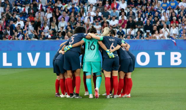 Ce mercredi 25 mai, à quelques jours de l'Euro féminin, l'équipe de France de football a dévoilé ses maillots pour la compétition (photo d'archive prise durant la Coupe du monde 2019 lors d'un match à Nice). (Photo: Patrick Aventurier / Gamma-Rapho / Getty Images)