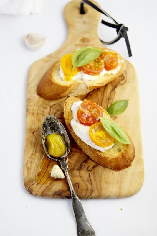 <strong>Get the <a href="http://www.bellalimento.com/2013/09/09/roasted-heirloom-tomatoes-and-burrata-crostini/" target="_blank">Roasted Heirloom Tomatoes and Burrata Crostini recipe</a> from Bell'alimento</strong>