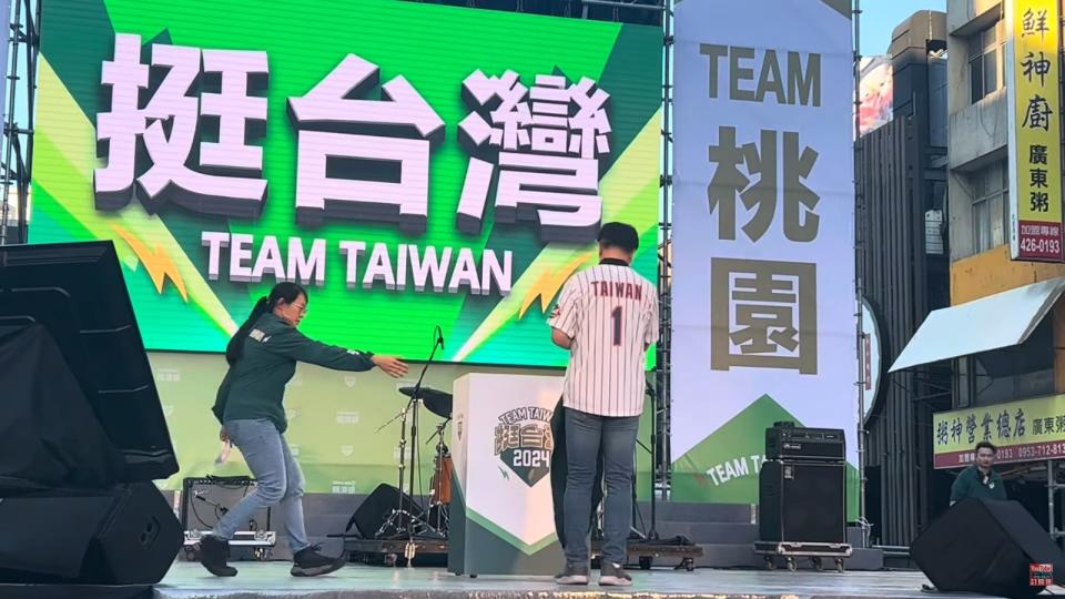 于北辰脫下背心，秀出棒球衣背後「TAIWAN 1」字樣。翻攝自于北辰將軍臉書