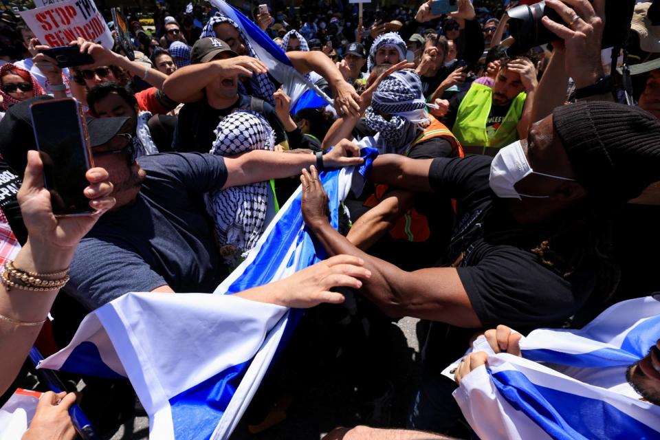 UCLA支持巴人與支持以色列的示威者28日爆發衝突，雙方拉扯以色列國旗。路透社