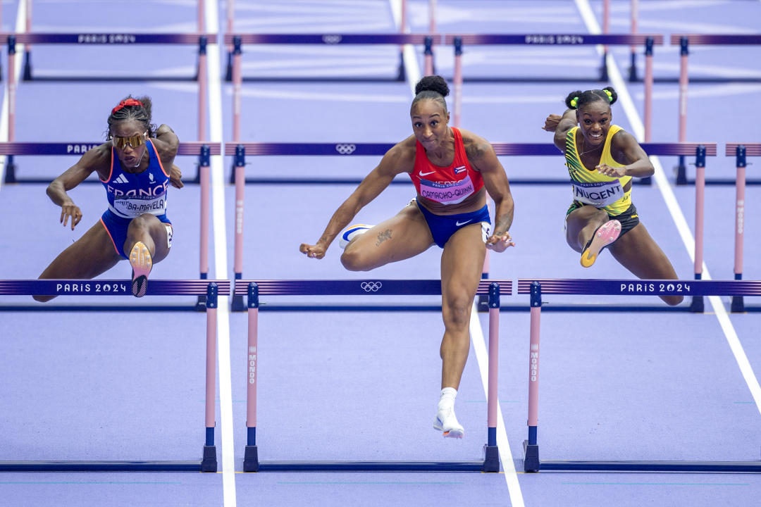 Jasmine Camacho-Quinn, de Puerto Rico, ganó la serie 3 de semifinales de los 100 m vallas femeninos, flanqueada por Cyrena Samba-Mayela, de Francia, y Ackera Nugent, de Jamaica, quienes se clasificaron durante la competencia de atletismo en el Stade de France durante los Juegos Olímpicos de Verano de París 2024 el 9 de agosto de 2024, en París, Francia. (Foto de Tim Clayton/Corbis vía Getty Images)