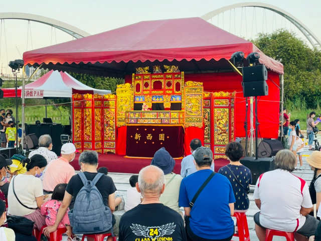 新莊「新月廣場」化身廟埕　布袋戲歌仔戲熱鬧上演