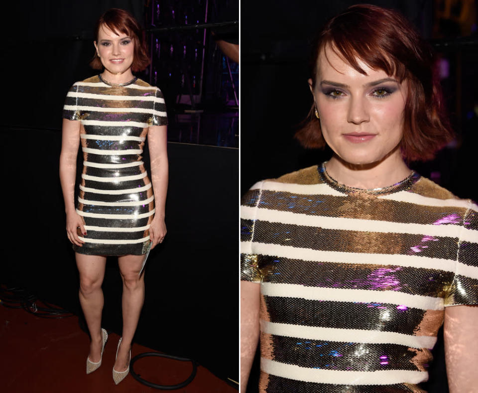 „Star Wars“-Publikumsliebling Daisy Ridley dagegen wurde bei den Teen Choice Awards zwar „Movie Breakout-Star“ gekürt, erinnerte in ihrem unvorteilhaften Paillettenkleid von Dior samt Netz-Louboutins und wenig schmeichelhaftem Make-up aber leider so sehr an einen unglücklichen Silberfisch, dass wir zusätzlich für die Goldene Fashion-Himbeere plädieren! (Bilder: Getty Images)