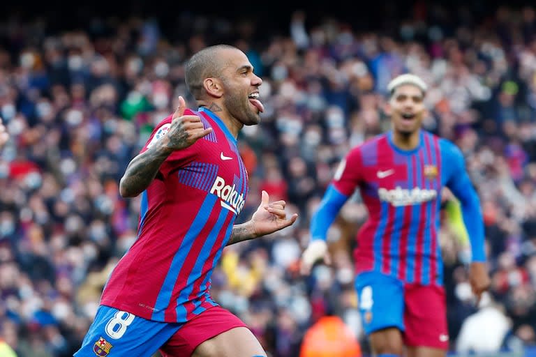 Dani Alves, del Barcelona, celebra después de anotar el cuarto gol de su equipo en el duelo ante el Atlético de Madrid, el domingo 6 de febrero de 2022, en Barcelona. (AP Foto/Joan Monfort)