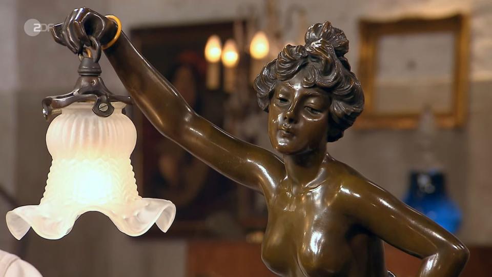 Die Bronze-Leuchte von Emmanuel Villanis aus der Zeit um 1900 hatte einen Schätzwert von 1.500 bis 1.700 Euro. (Bild: ZDF)