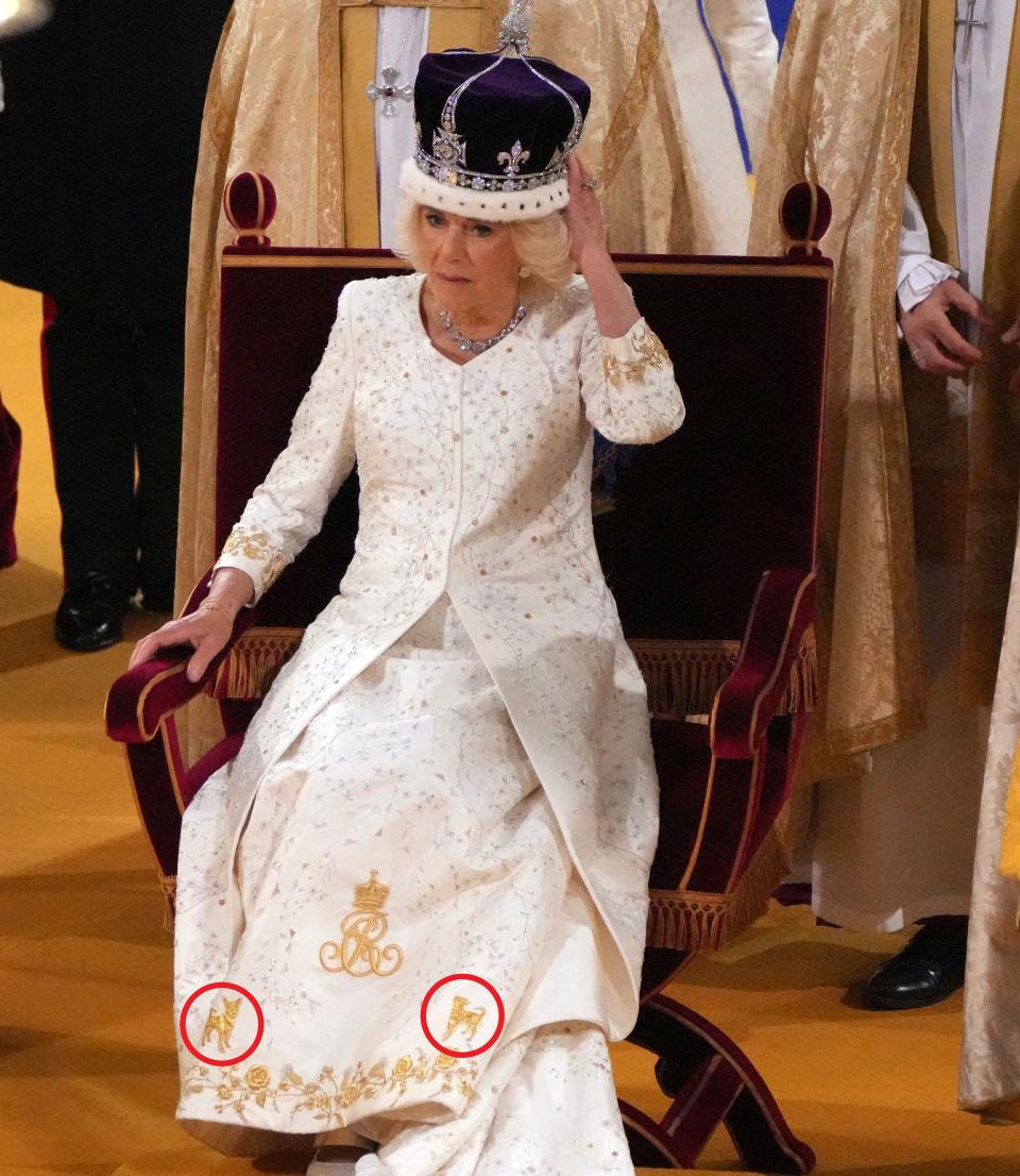 王后卡蜜拉的禮服上藏滿細節，裙襬被發現刺有兩隻愛犬的圖案。（AFP）