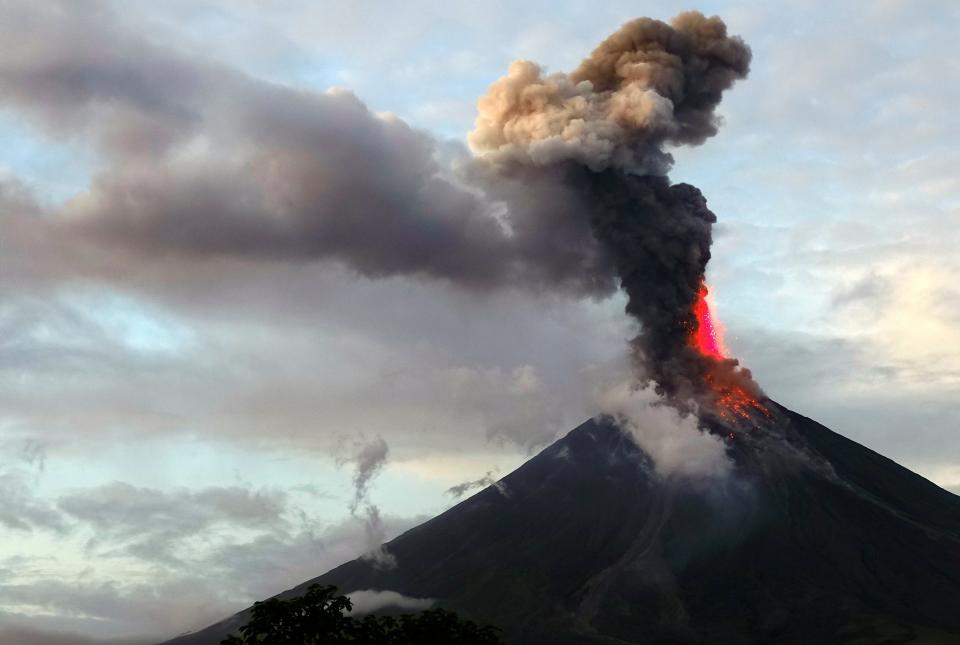 <p>FRM42. DARAGA (FILIPINAS), 22/01/2018.- El volcán Mayon entra de nuevo en erupción expulsando lava y ceniza, en la ciudad de Daraga, en el este de Filipinas, hoy 23 de enero de 2018. El número de evacuados por el volcán supera los 37.000 ante la amenaza de explosiones más potentes. EFE/ Francis R. Malasig </p>