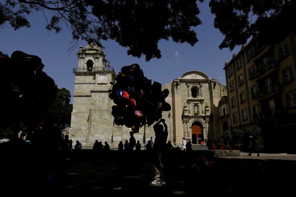 A balloon vender in the Zocalo