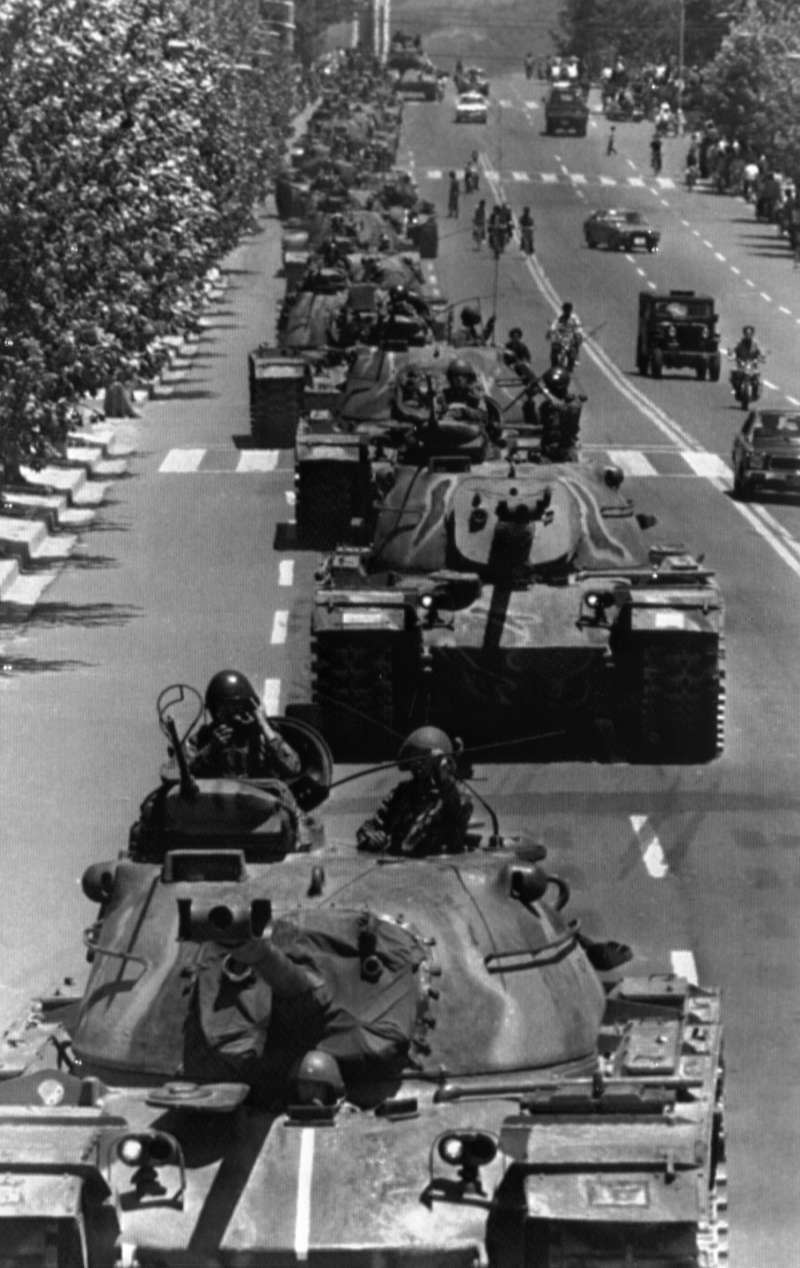 1980年掌握軍權的陸軍中將全斗煥擴大戒嚴，並在光州對抗議他政權的民眾血腥鎮壓。(美聯社)