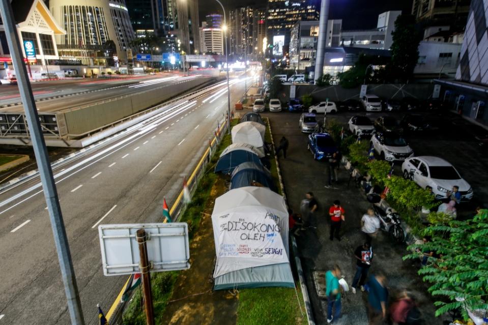 Over 60 civil society groups and wings of political parties from across the divide are backing the picket, which means ‘siege for Palestine’ in Malay. — Picture by Hari Anggara