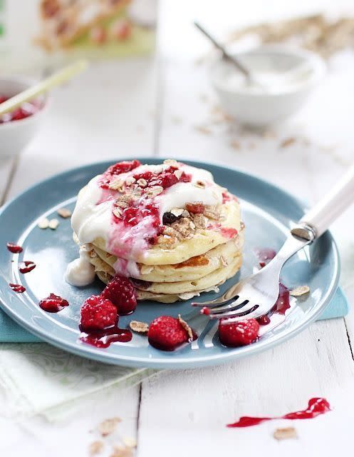 <p>Envie d’alléger facilement la pâte à pancakes ? Pas de problème, il suffit de zapper le beurre et de miser sur le fromage blanc.</p><p>Découvrez <a href="https://www.chefnini.com/pancakes-au-muesli-sauce-ricottamiel-framboises-ecrasees/" rel="nofollow noopener" target="_blank" data-ylk="slk:la recette;elm:context_link;itc:0;sec:content-canvas" class="link ">la recette</a></p><br>