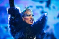 Sicher eine der bemerkenswertesten Rollen ihrer Karriere: In "Vox Lux" (2018) spielt Natalie Portman die Sängerin Celeste, die bei ihren Shows vollkommen aus sich herausgeht. Die Tanzszenen des Films erarbeitete sie gemeinsam mit ihrem Ehemann. (Bild: Koch Films / Atsushi Nishijima)