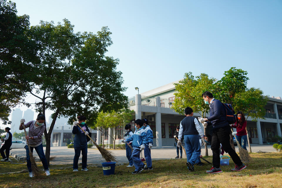 親師生至慈濟安平聯絡處協助整理環境。陳達生 攝