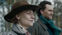 "Homeland"-Star Claire Danes ist mit einer Serien-Hauptrolle zurück: Im Apple-Original "Die Schlange von Essex" (ab 13. Mai) spielt sie an der Seite von Tom Hiddleston. Die Bestseller-Adaption erzählt von der Witwe Cora (Danes), die in Essex Nachforschungen über eine mythische Schlange anstellt. Hilfe bekommt sie vom Dorfvikar (Hiddleston). Doch dann nimmt alles eine verhängnisvolle Wendung ... (Bild: Apple)