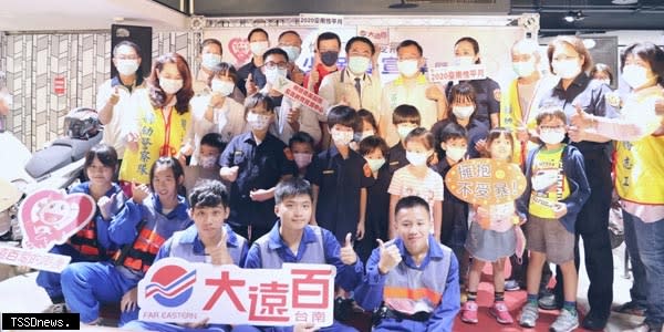 南市警察局、婦幼警察隊與遠東百貨台南成功分公司合作舉辦「小小警察」體驗活動，藉由輕鬆有趣方式宣導性別平權、有愛無礙精神。（記者李嘉祥攝）