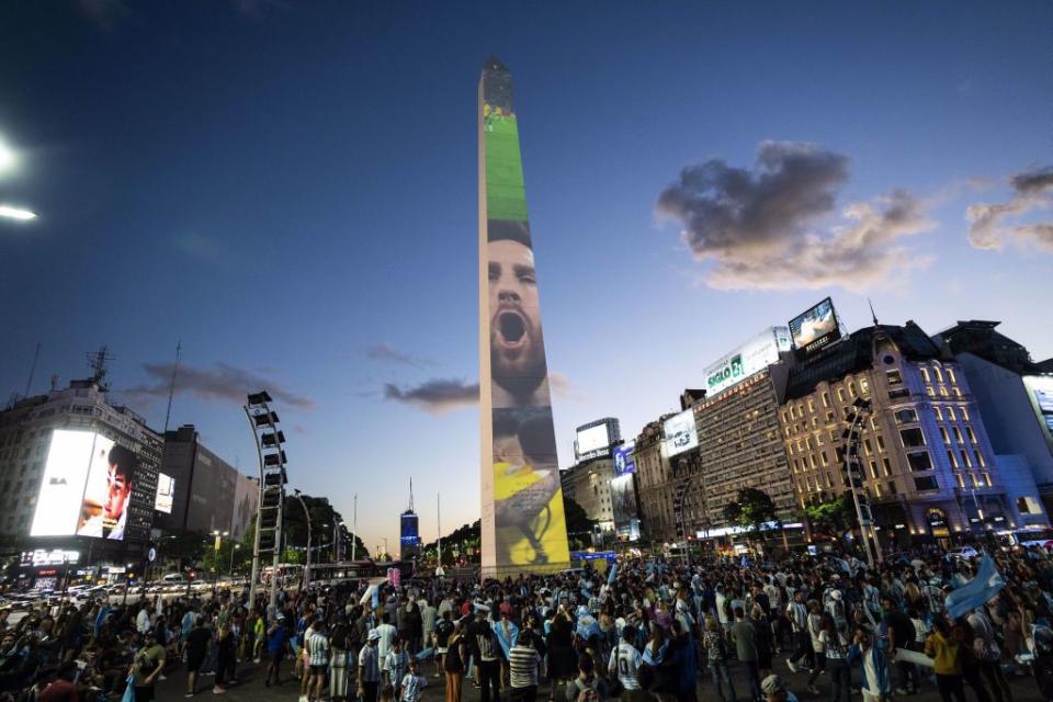 阿根廷人民遊行慶祝世足冠軍。（美聯社）