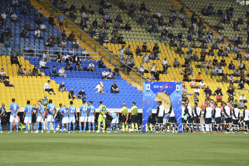 Aficionados observan la presentación de los jugadores de Parma y Napoli previo al partido de la Serie A de Italia en Parma, el domingo 20 de septiembre de 2020. (Massimo Paolone/LaPresse vía AP)