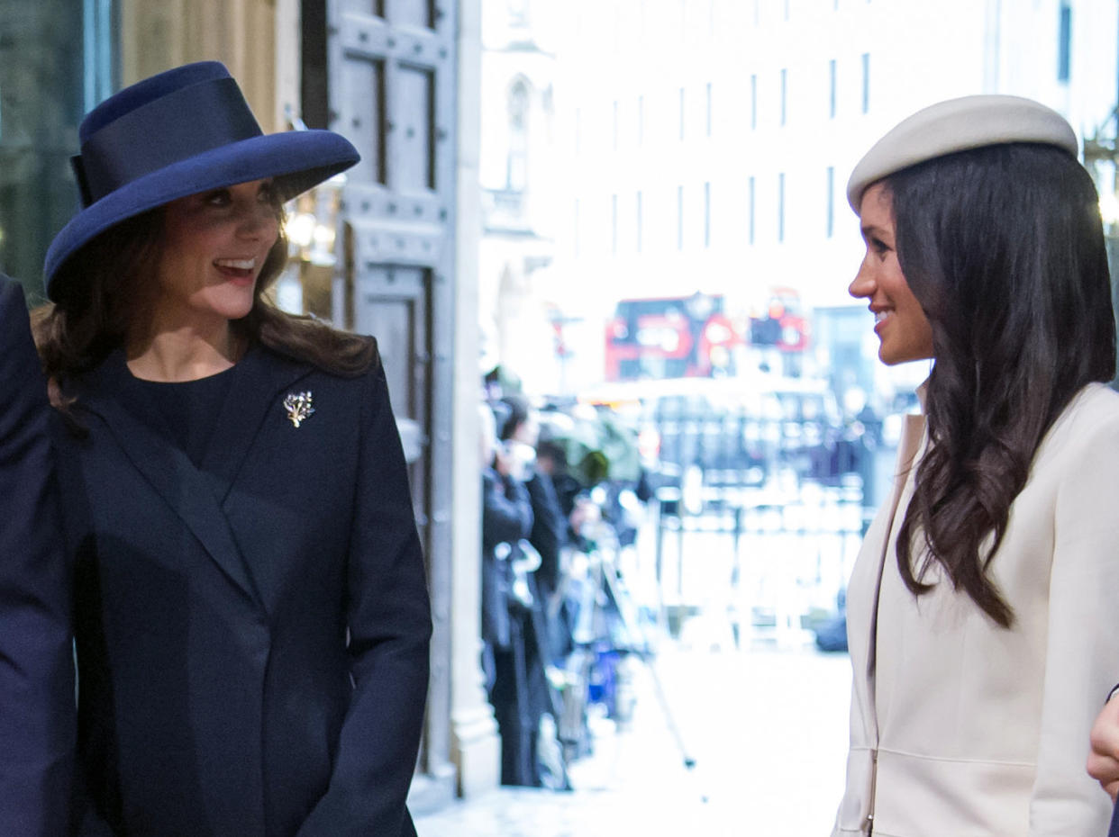 Gute Miene zum bösen Spiel? Hinter den Kulissen soll es zwischen Kate und Meghan kriseln. (Bild: AP Photo)