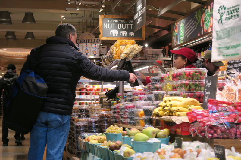 美國3月消費者物價年增3.5%  高於預期 美國勞工部10日公布，3月消費者物價年增3.5%，高 於市場預期。圖為紐約民眾在曼哈頓一間超市購物。 中央社記者尹俊傑紐約攝  113年4月10日 