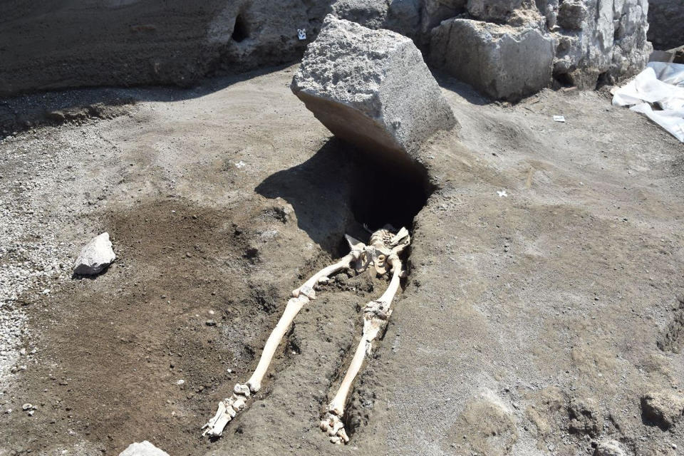 A skeleton of a victim recently found&nbsp;the archaeological site of Pompeii. (Photo: KONTROLAB via Getty Images)