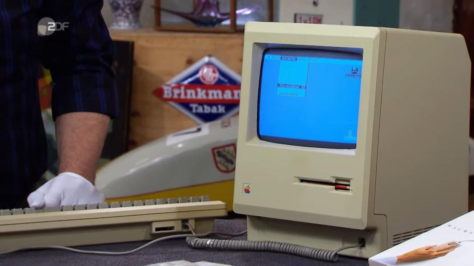 Für 820 Euro wurde außerdem ein Apple Macintosh 128k aus dem Jahr 1984 mit Zubehör verkauft. (Bild: ZDF)