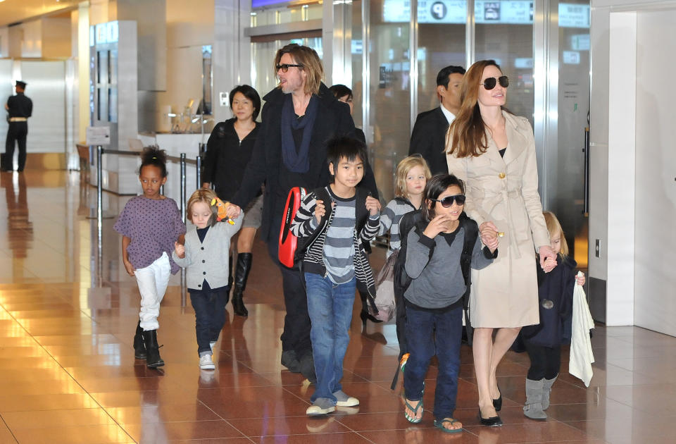 TOKYO, JAPAN - NOVEMBER 08:  Brad Pitt, Angelina Jolie and their six children Maddox, Pax, Zahara, Shiloh, Knox, and Vivienne arrive  at Haneda International Airport on November 8 in Tokyo, Japan.  (Photo by Jun Sato/WireImage)