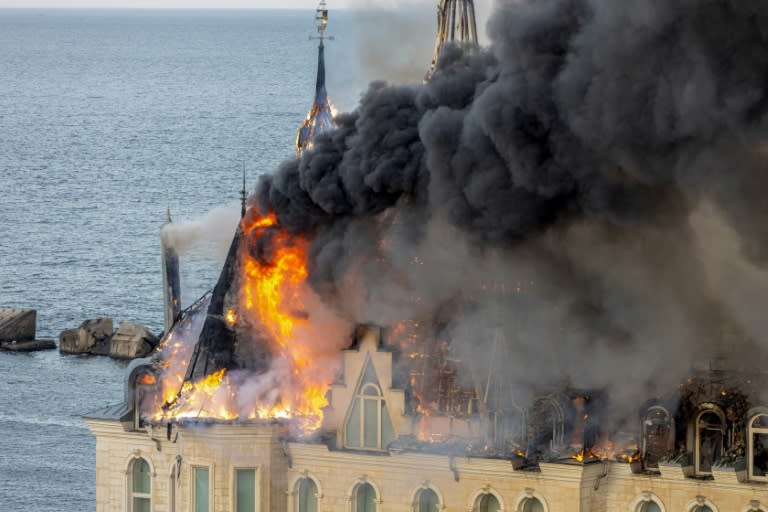 Nach dem russischen Angriff auf die ukrainische Hafenstadt Odessa ist die Zahl der Todesopfer auf fünf gestiegen. Ein Mann sei im Krankenhaus seinen Verletzungen erlegen, erklärte Gouverneur Oleh Kiper. (Oleksandr GIMANOV)