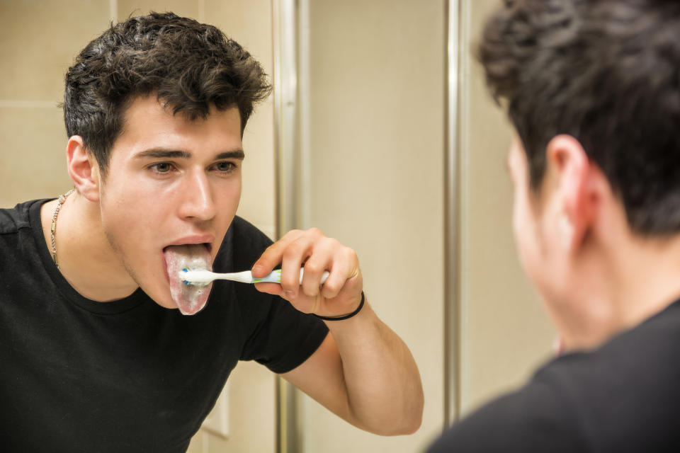 Sea con cepillo o con raspador, la limpieza de la lengua ayuda a eliminar bacterias y desechos que se van acumulando. (Getty Creative)