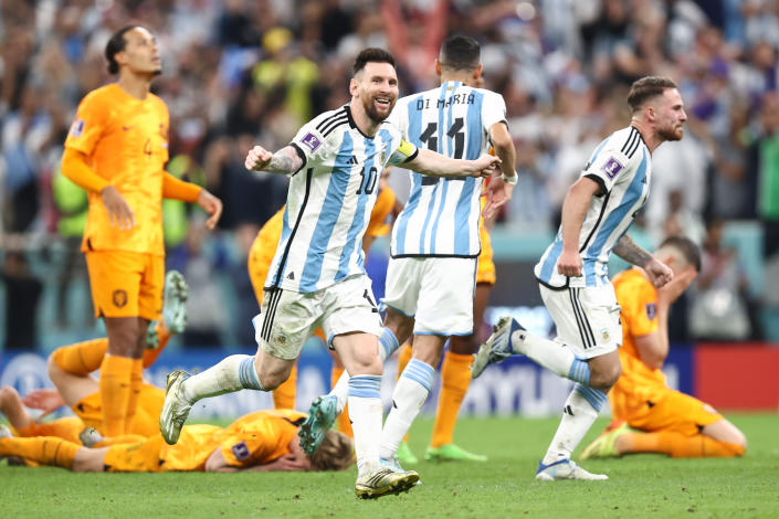 卢塞尔城，卡塔尔 - 12 月 9 日：阿根廷的莱昂内尔·梅西在 2022 年 12 月 9 日在卢塞尔体育场举行的荷兰和阿根廷之间的 FIFA 世界杯卡塔尔 2022 四分之一决赛中在阿根廷的劳特罗·马丁内斯点球大战中打进制胜点球后庆祝卡塔尔卢赛尔市。 （James Williamson 摄 - AMA/Getty Images）