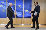 <p>Der Geschäftsführer des Stahlkonzerns ArcelorMittal, Lakshmi Mittal, wird vom Präsidenten der EU-Kommission Jean-Claude Juncker im EU-Hauptquartier in Brüssel begrüßt. (Bild: AP Photo/Geert Vanden Wingaert) </p>