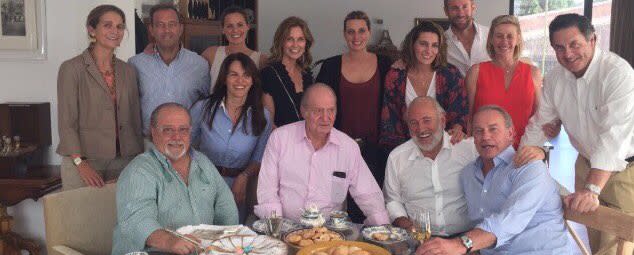 Don Juan Carlos, la infanta Elena, Arévalo y media familia de Bertín Osborne (Twitter).