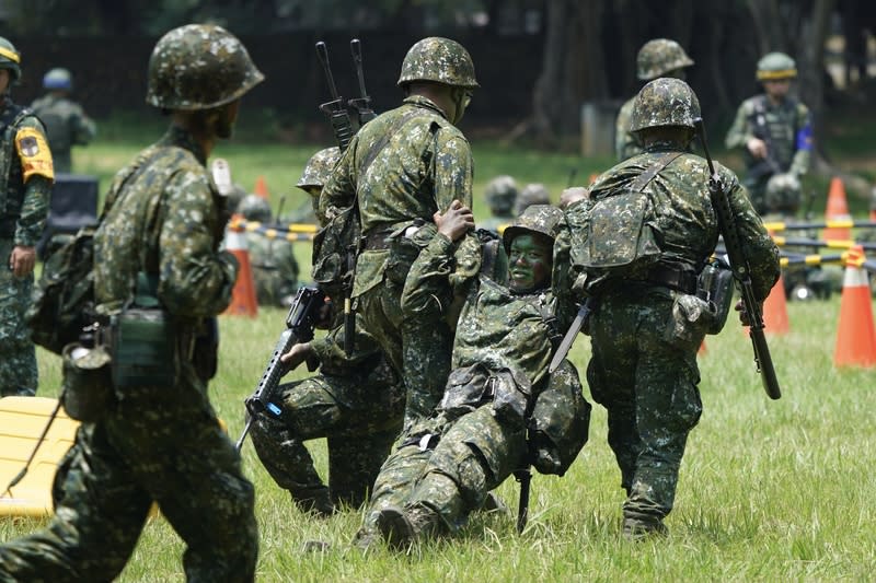 成功嶺新兵訓練（2） 國軍今年恢復一年制義務役，總統賴清德28日首赴成 功嶺視導新兵訓練，新兵進行戰傷救護演練。 中央社記者徐肇昌攝  113年6月28日 