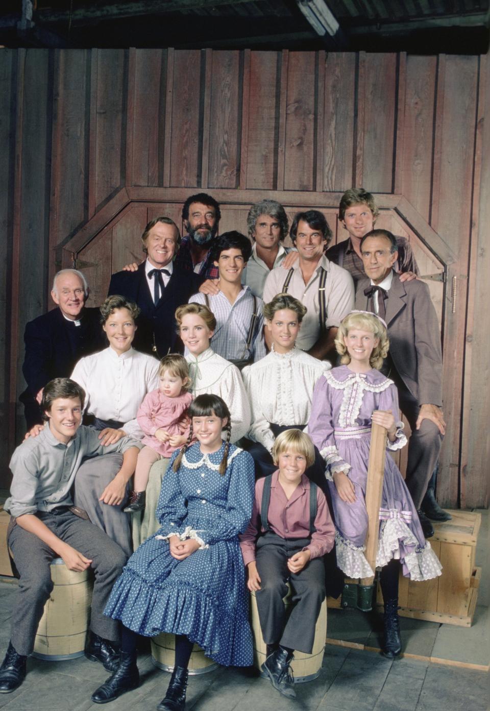 Shannen Doherty con el equipo de ‘La familia Ingalls’‘. (Foto de James Wi Frank Carroll/NBCU Photo Bank)